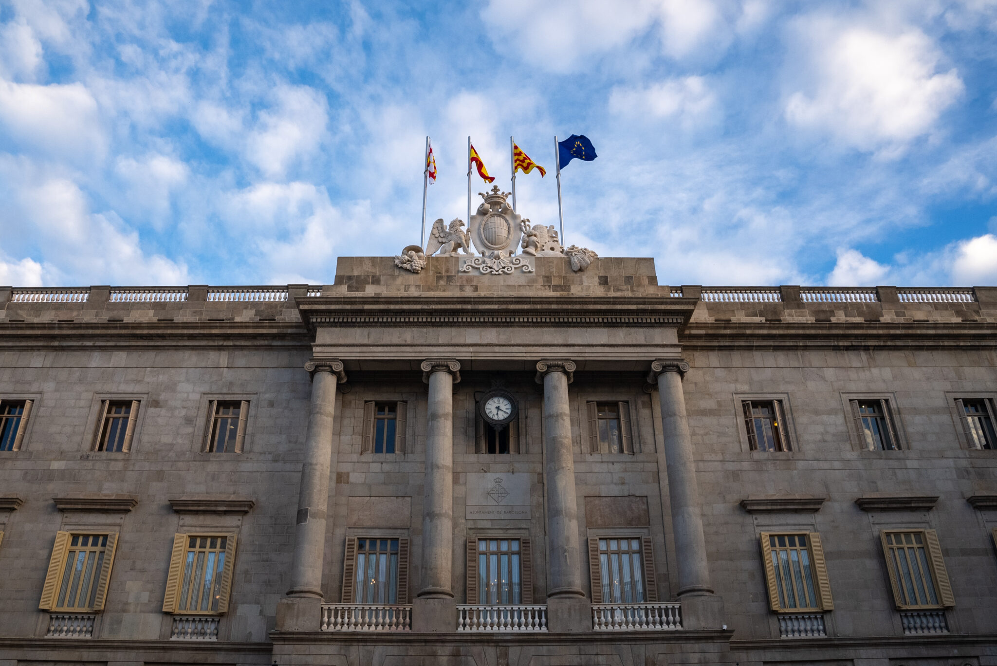 Barcelona refuerza su compromiso europeo con una nueva enseña en el Ayuntamiento