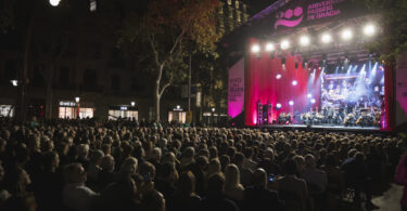 Barcelona cierra la Regata Cultural con un emocionante concierto al aire libre