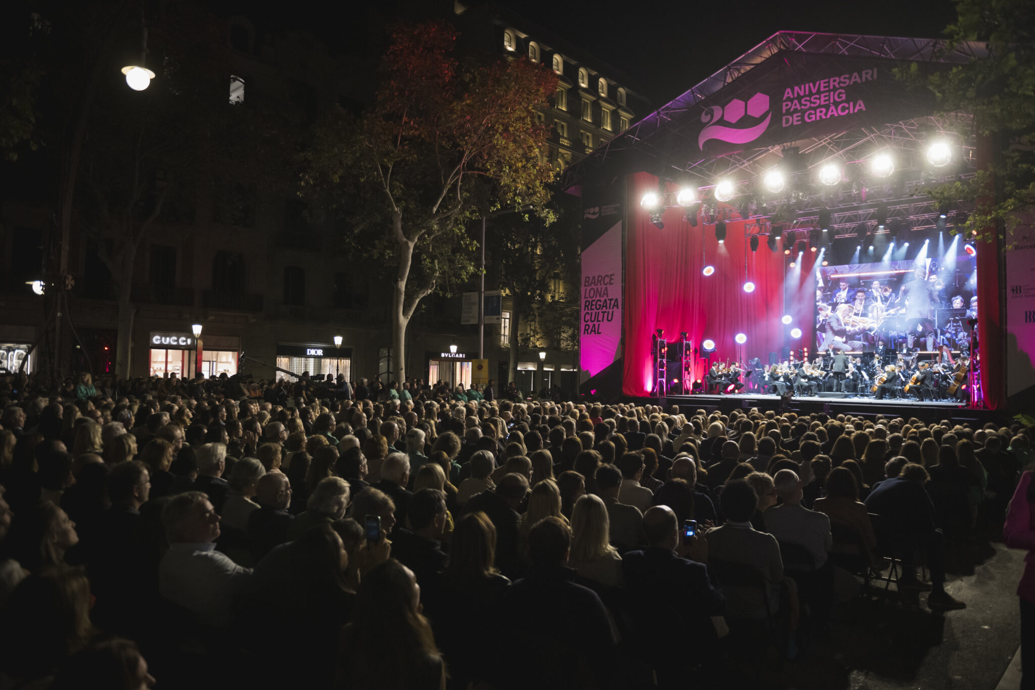 Barcelona cierra la Regata Cultural con un emocionante concierto al aire libre