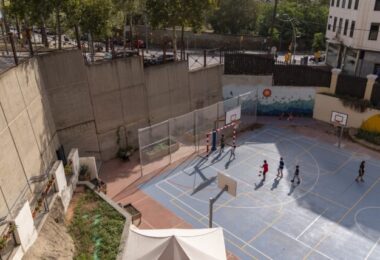 Barcelona abre patios escolares durante las vacaciones de Navidad