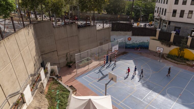 Barcelona abre patios escolares durante las vacaciones de Navidad