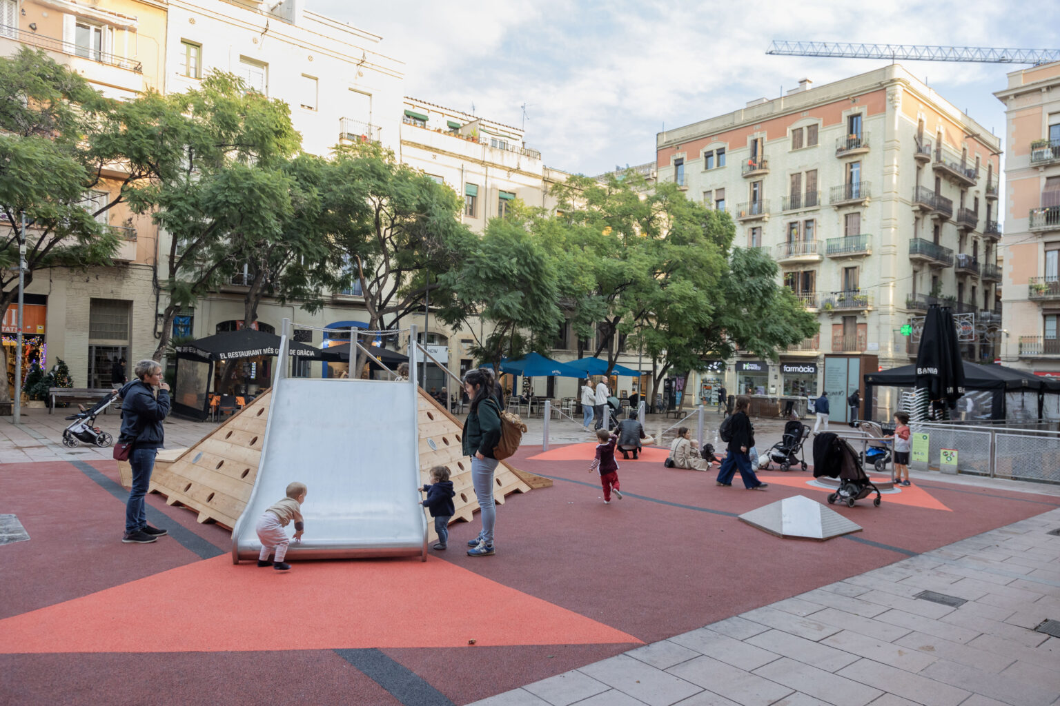 Una plaza para todos nueva área de juegos inclusiva en la Vila de Gràcia