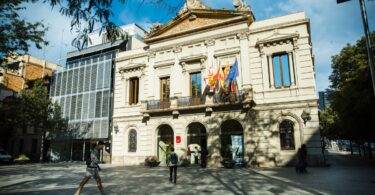 Comienzan las mejoras en tres áreas de juegos infantiles de Les Corts