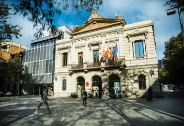 Comienzan las mejoras en tres áreas de juegos infantiles de Les Corts