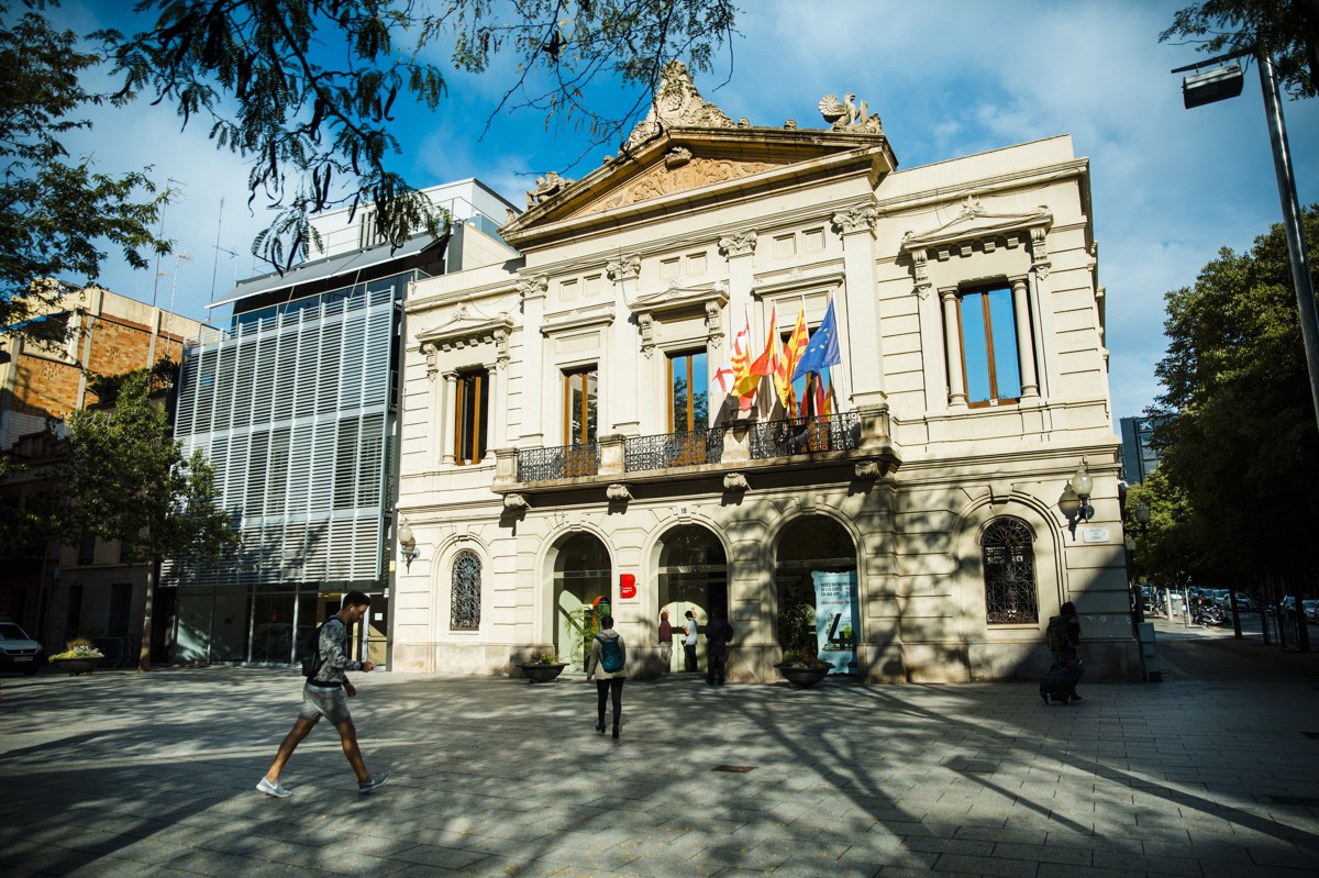 Comienzan las mejoras en tres áreas de juegos infantiles de Les Corts