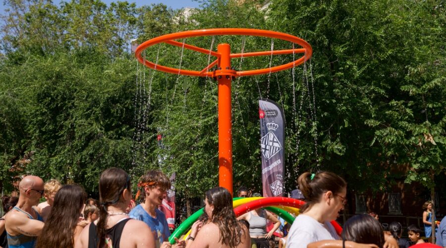 nuevo espacio de juegos infantiles y de agua de la plaza del Maresme