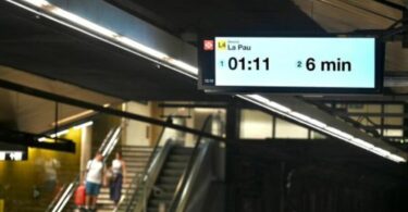 Todas las estaciones de metro de Barcelona tienen ya las nuevas pantallas digitales
