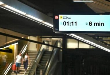 Todas las estaciones de metro de Barcelona tienen ya las nuevas pantallas digitales