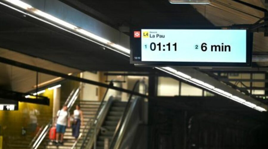 Todas las estaciones de metro de Barcelona tienen ya las nuevas pantallas digitales