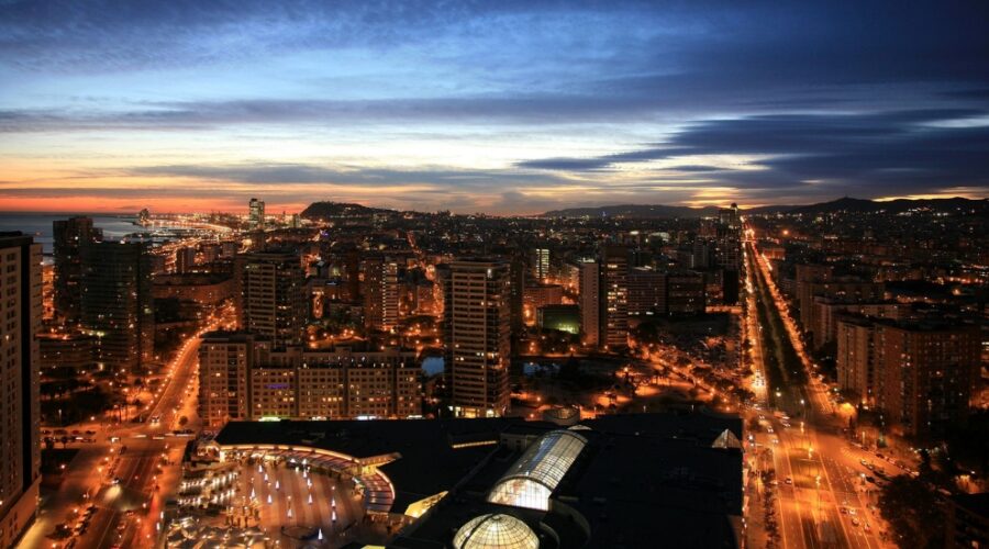 Barcelona amplía y refuerza los itinerarios seguros y el servicio de mediación nocturna
