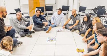 más de 187.000 personas a través del programa Escolta Jove