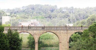 acueducto de Can Cuiàs una pasarela peatonal