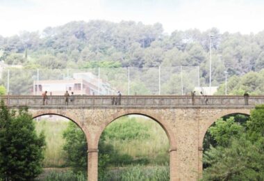 acueducto de Can Cuiàs una pasarela peatonal