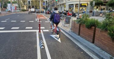 bici als Jardinets de Gràcia i al carrer de Mallorca