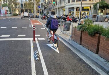 bici als Jardinets de Gràcia i al carrer de Mallorca