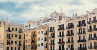 Barcelona abre la convocatoria de ayudas a las comunidades de propietarios que prohíban los pisos turísticos en sus estatutos