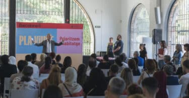 Barcelona entrega 64 viviendas públicas