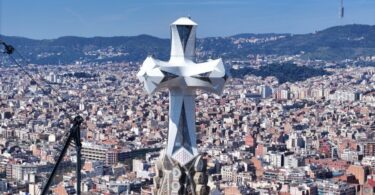 dispositivo con motivo de la visita del Santo Padre a la ciudad