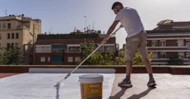 Barcelona evaluará varias cubiertas reflectantes para reducir el calor